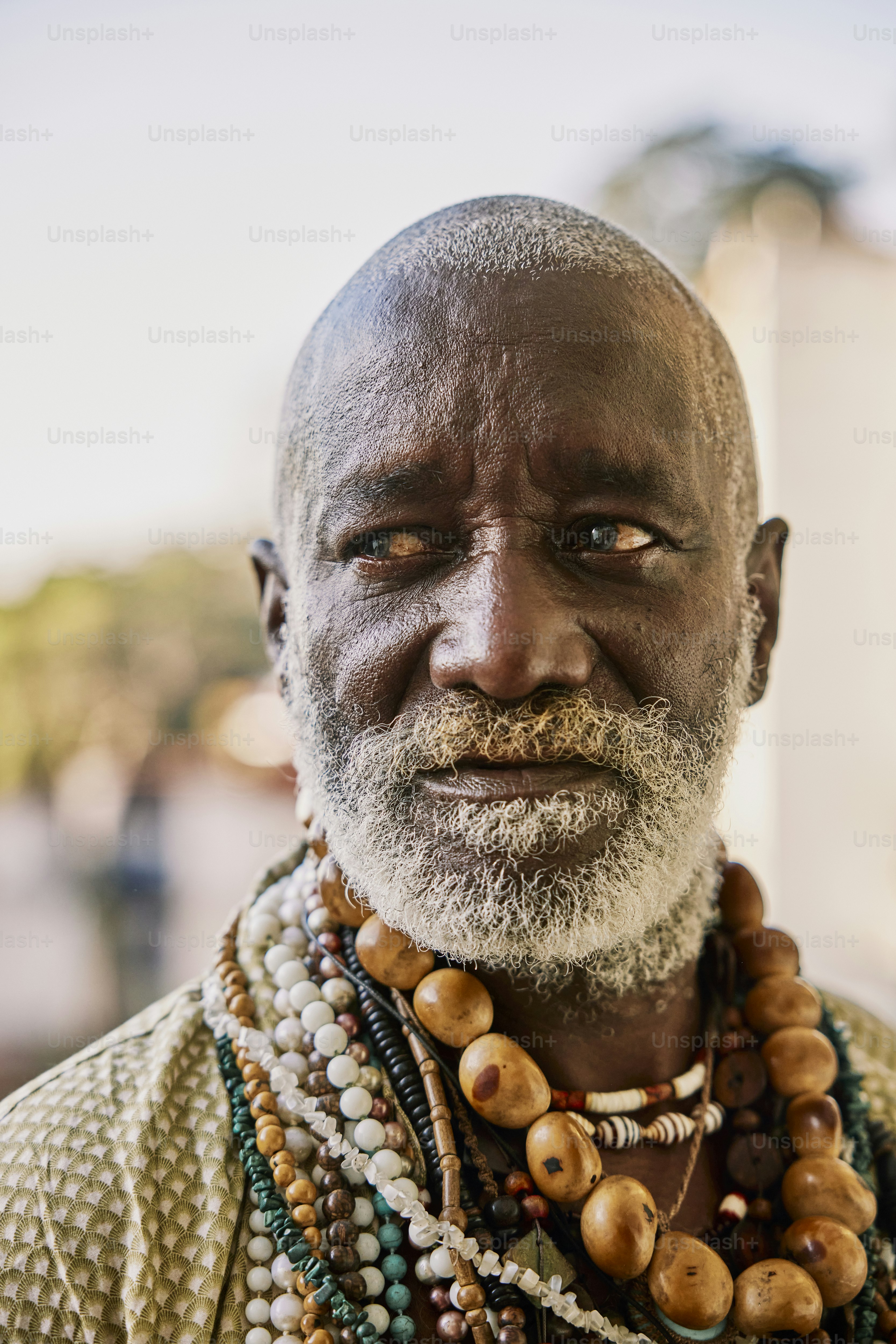un gros plan d’une personne portant un collier