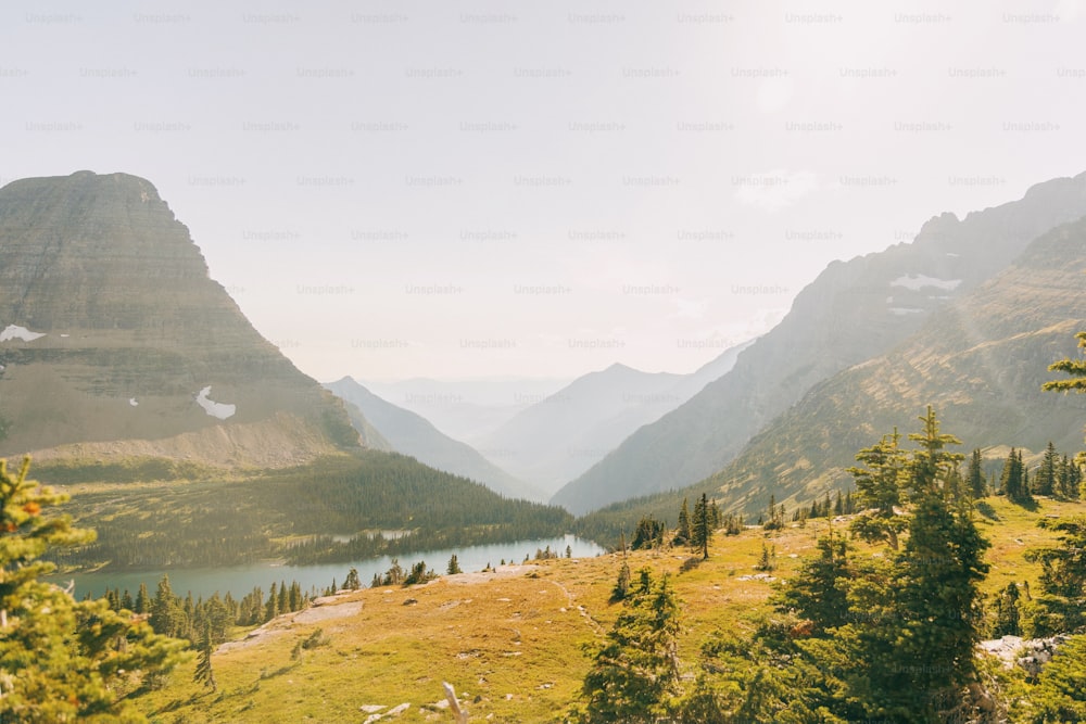 une vue panoramique sur les montagnes et un lac