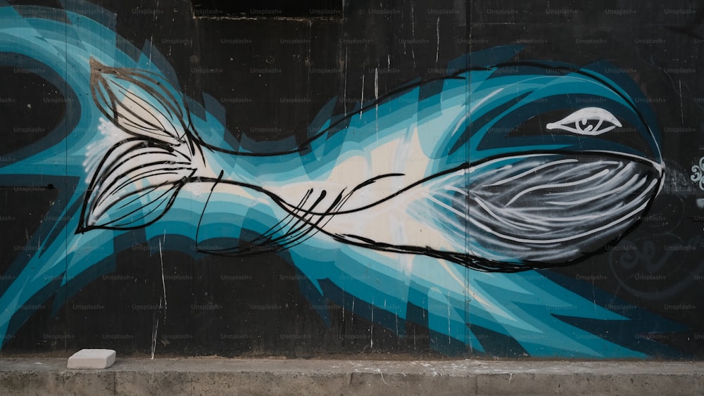 uma pintura de um peixe na lateral de um edifício