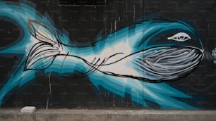 une peinture d’un poisson sur le côté d’un bâtiment