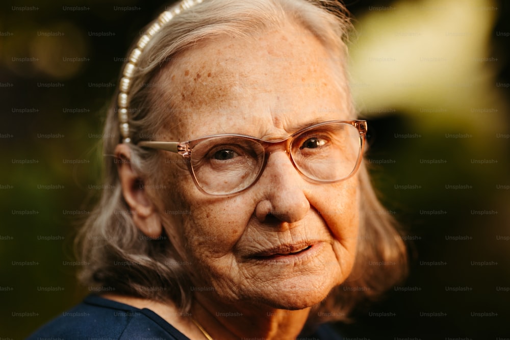 una mujer mayor con gafas y una diadema