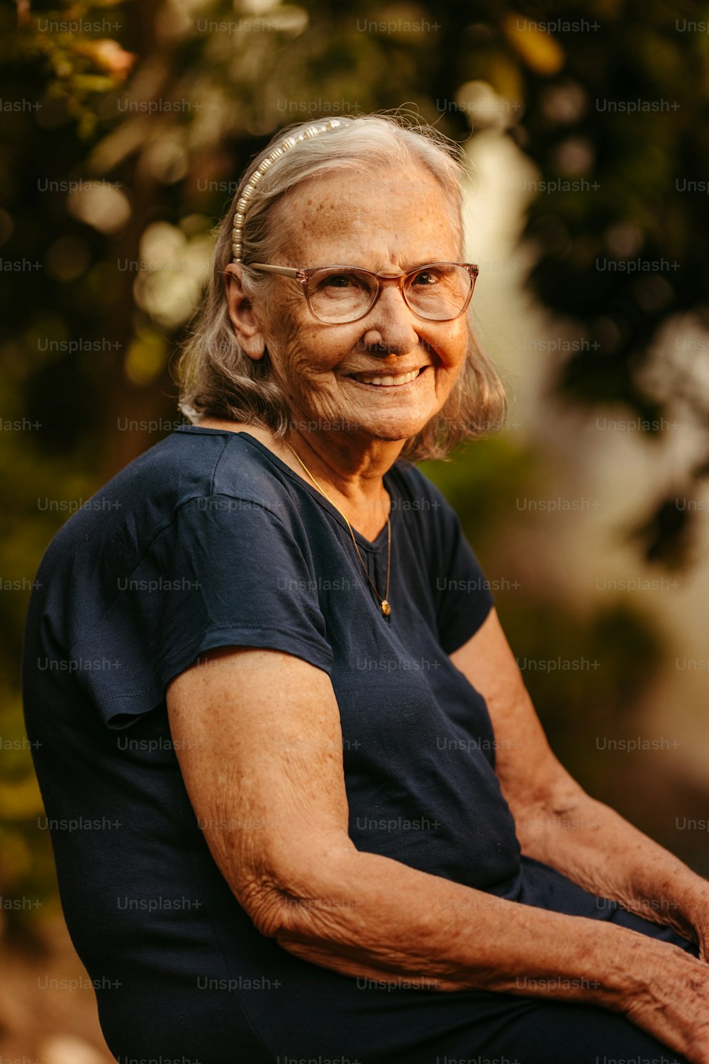 uma mulher mais velha com óculos sentada em um banco