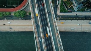 una veduta aerea di un ponte su uno specchio d'acqua