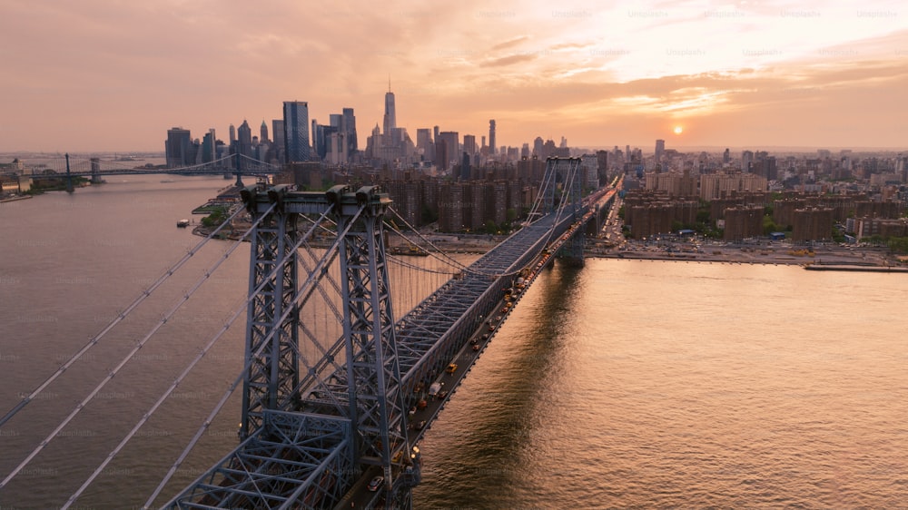 uma vista aérea de uma ponte em uma cidade