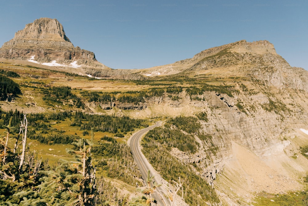 uma vista panorâmica de uma estrada nas montanhas