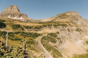 une vue panoramique d’une route dans les montagnes