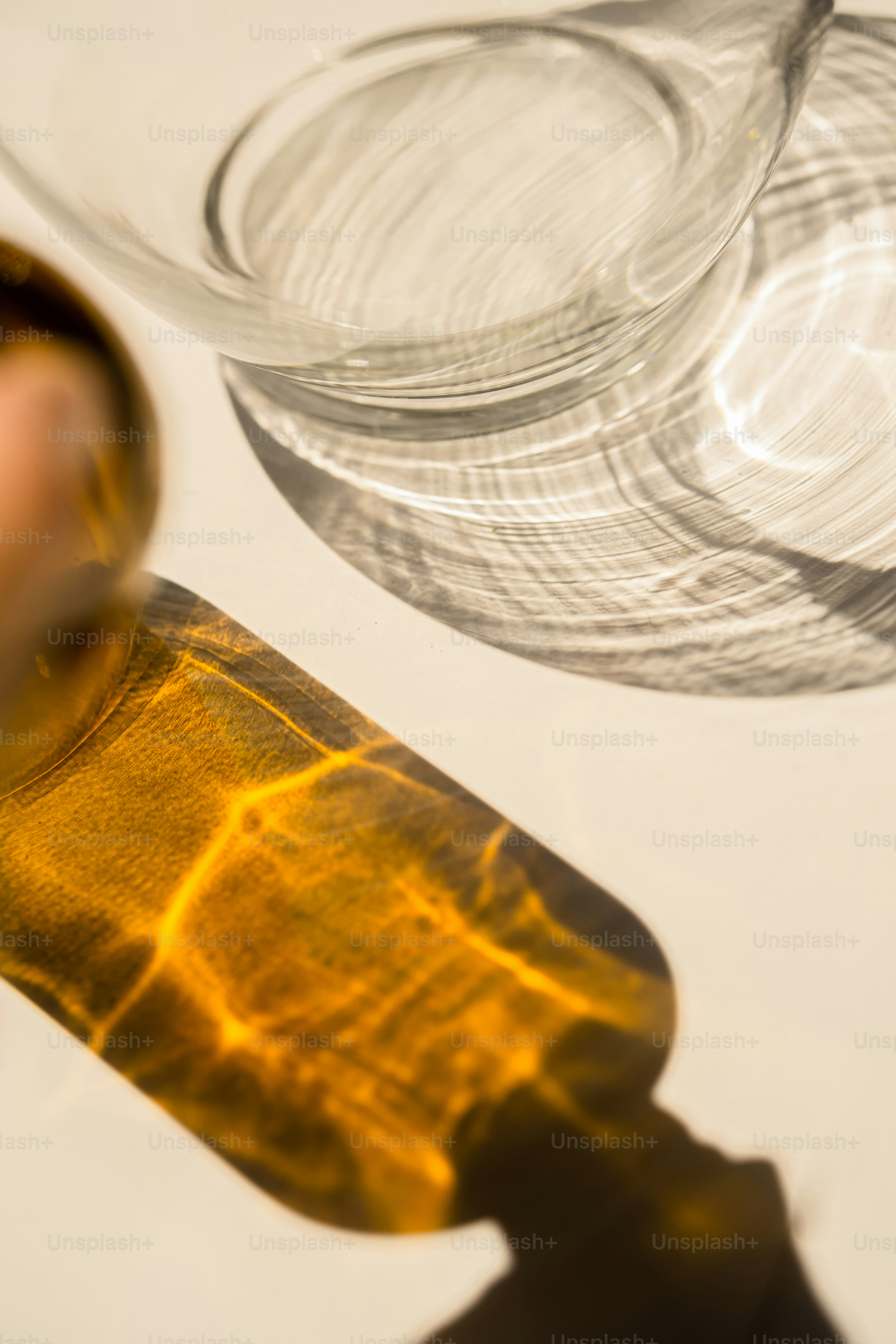 una persona ha in mano una bottiglia di vino