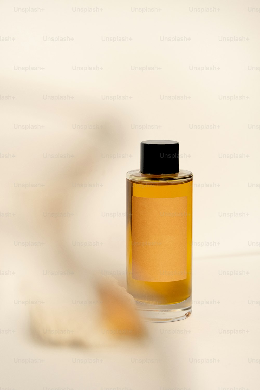Una botella de perfume encima de una mesa