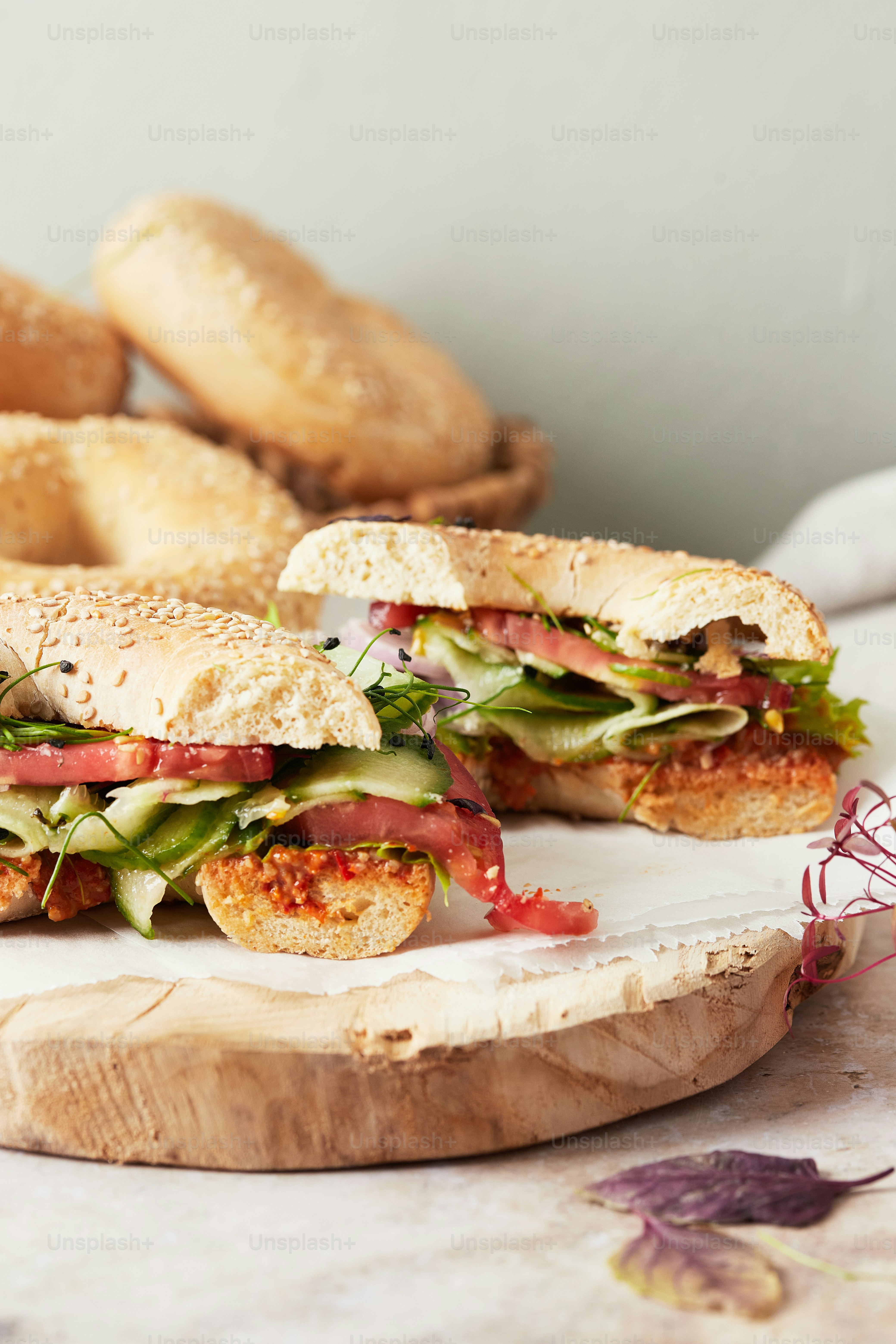 sandwich potong menjadi dua yang duduk di atas talenan