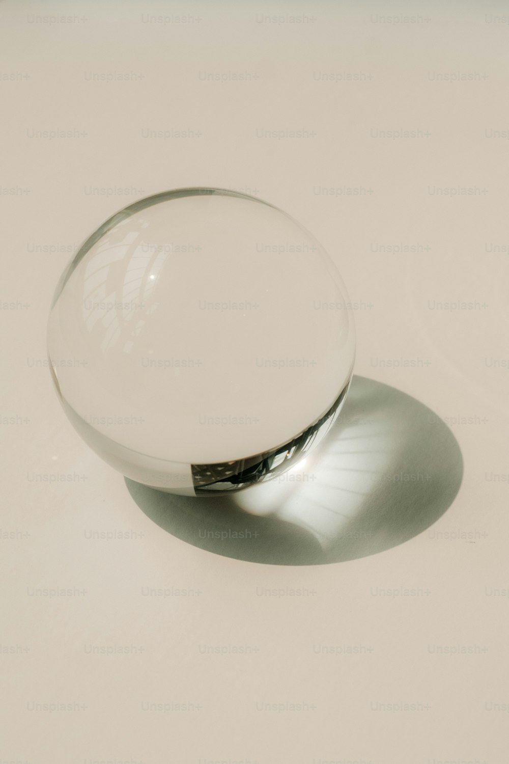 白いテーブルの上に置かれたガラスのボウル