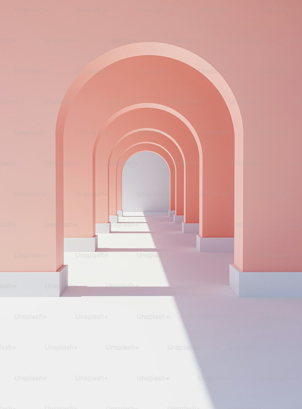 un long couloir avec un mur rose et un sol blanc