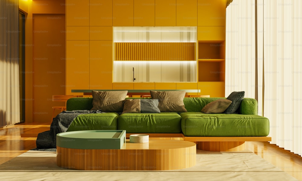 un canapé vert assis dans un salon à côté d’une table basse
