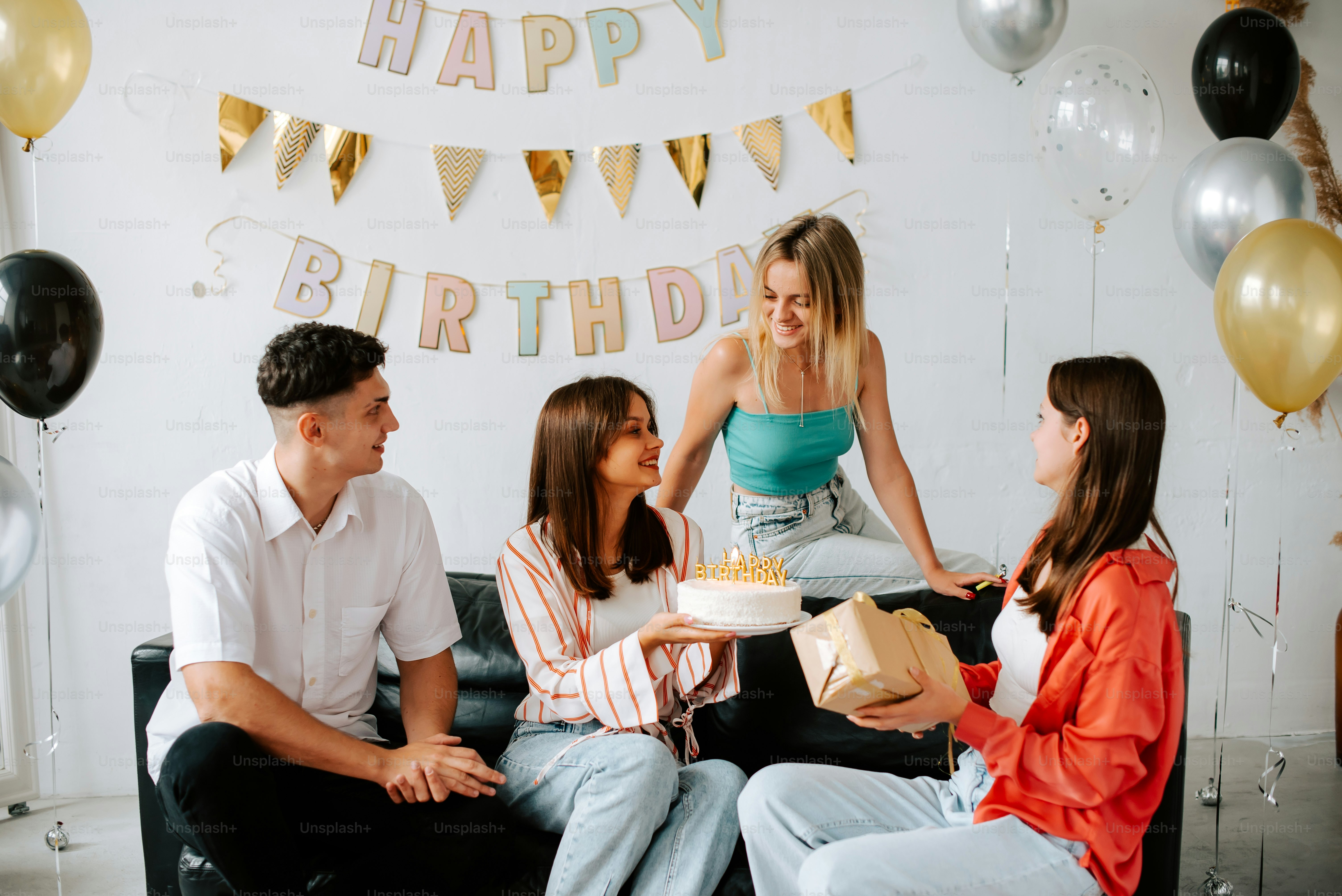 Un grupo de personas sentadas alrededor de un pastel de cumpleaños