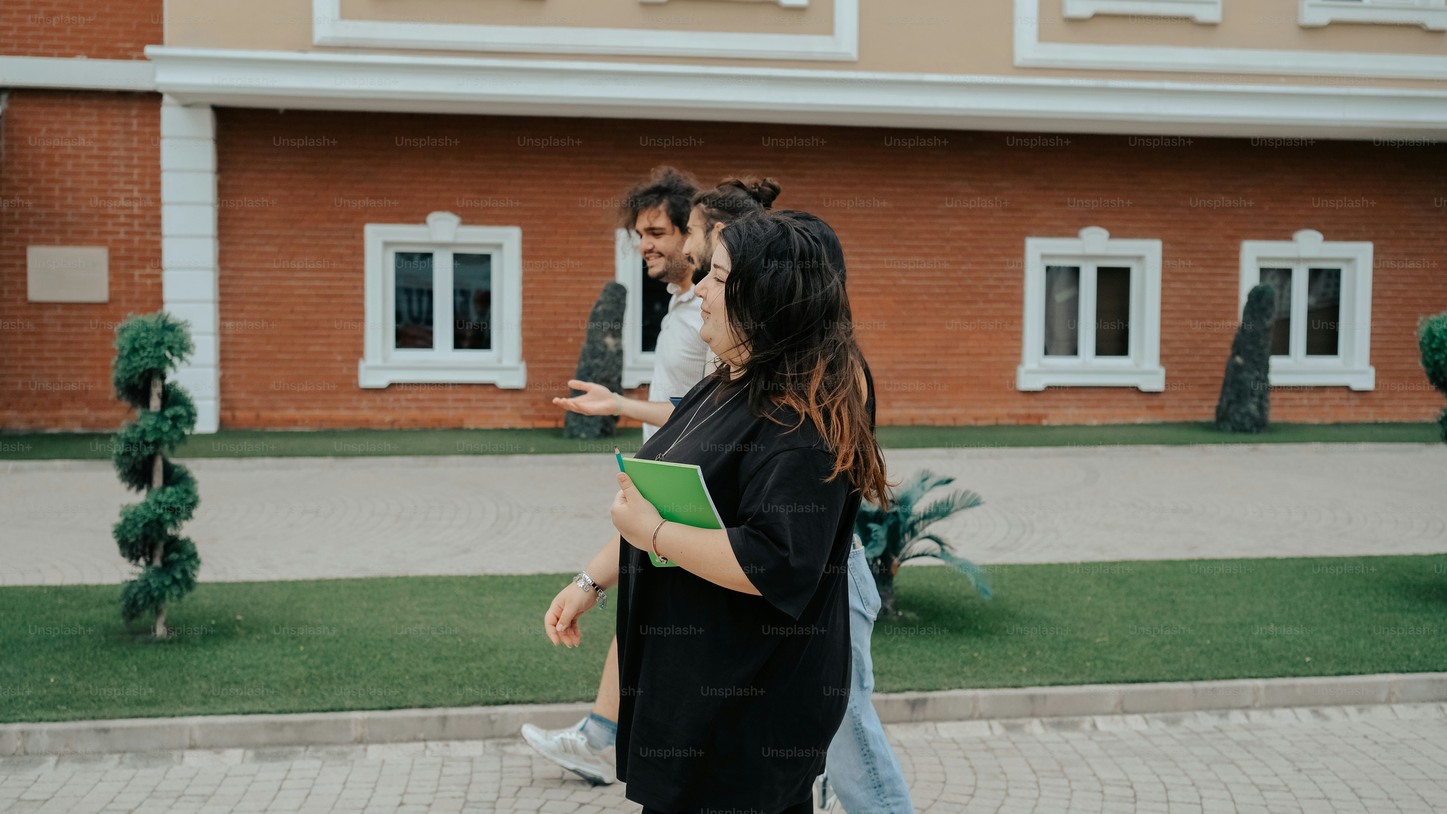 歩道を歩く男女