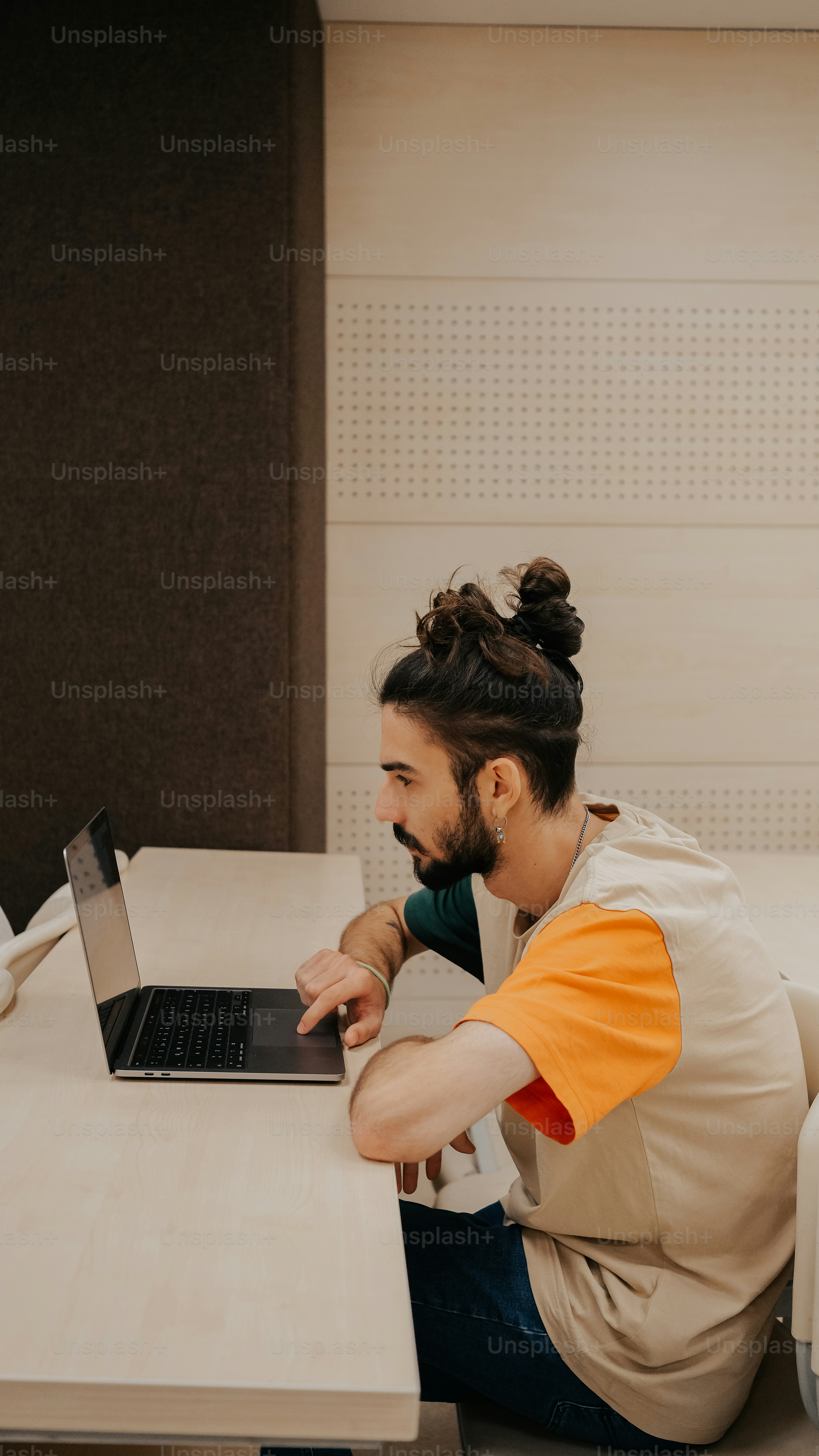 ラップトップを持ってテーブルに座っている人