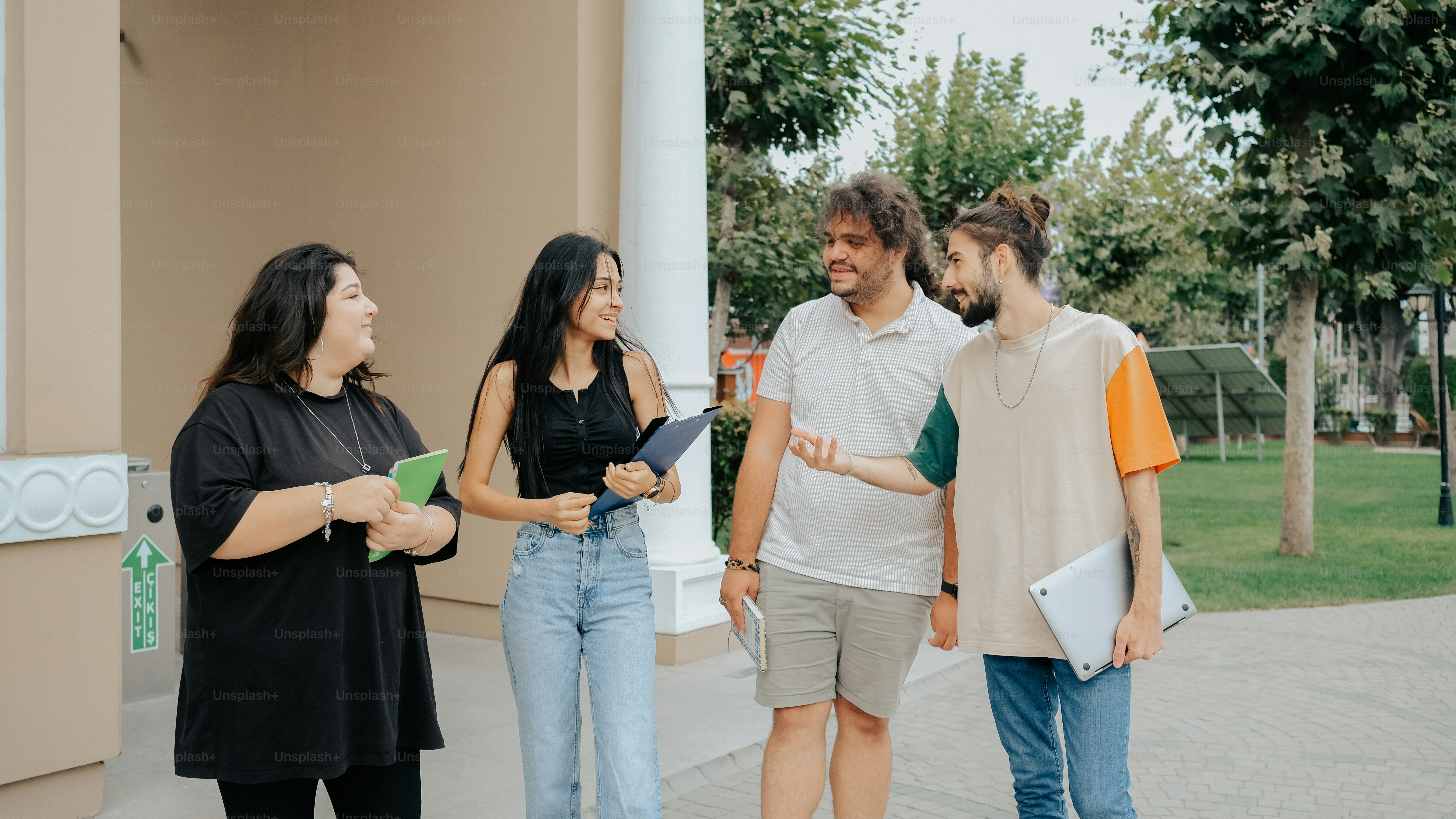 周りに立ってお互いに話している人々のグループ