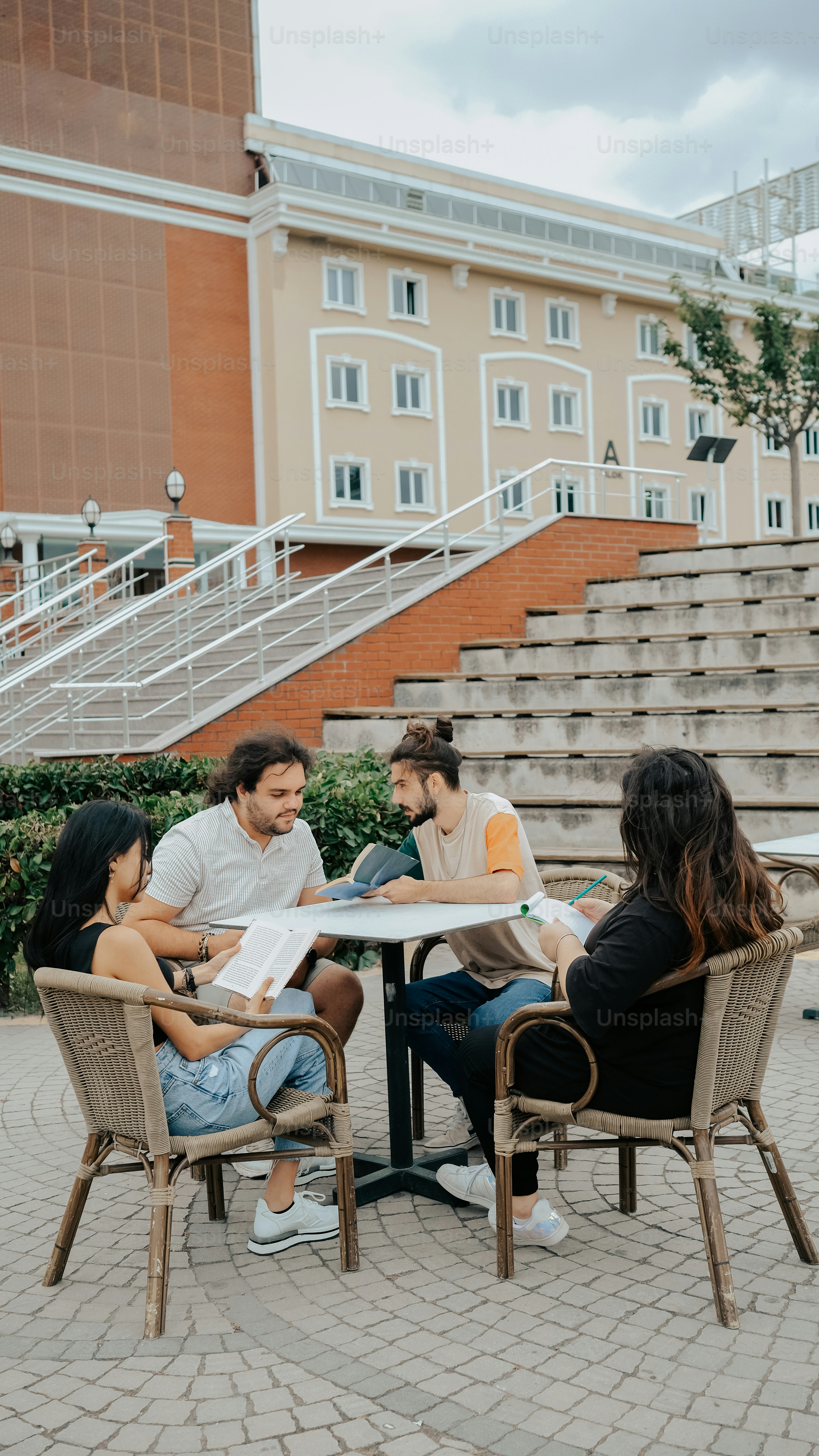 テーブルを囲む人々のグループ
