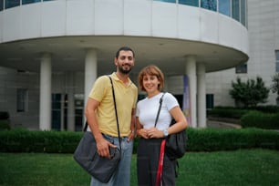 Ein Mann und eine Frau, die vor einem Gebäude stehen
