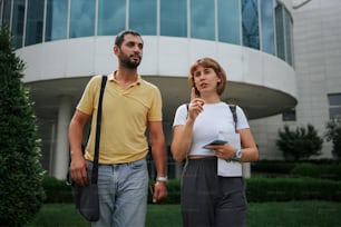 건물 앞에 서 있는 남자와 여자