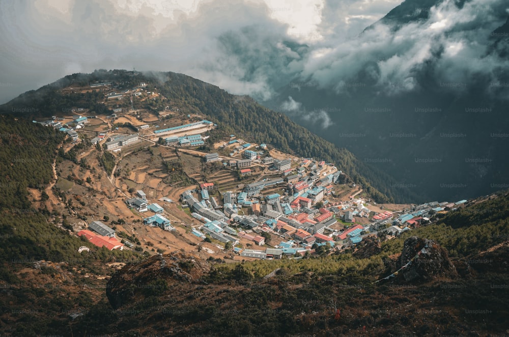 Ein kleines Dorf an einem Berghang