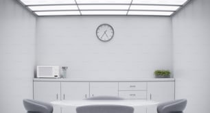una mesa blanca con dos sillas y un reloj en la pared