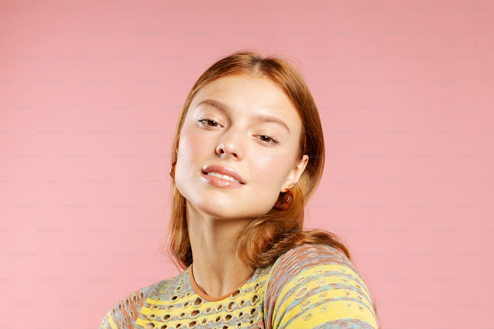 Une femme aux cheveux roux pose pour une photo