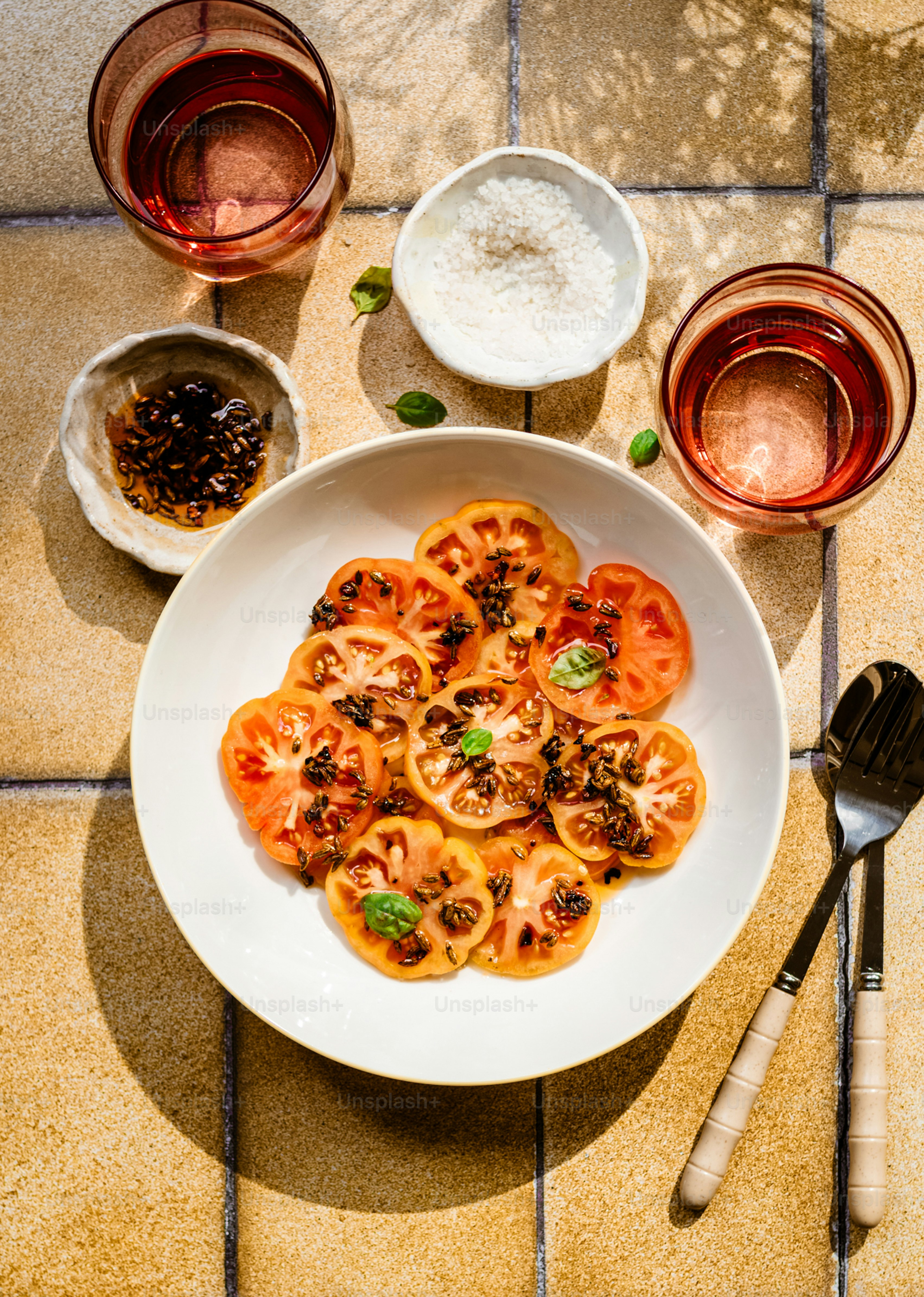 食べ物のプレートと2杯のワイン