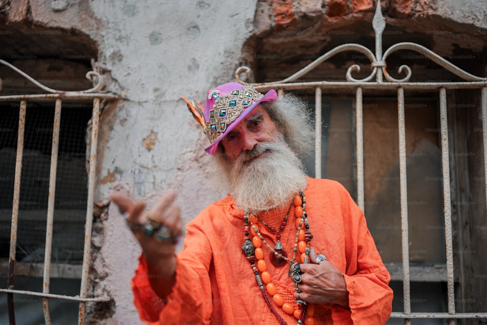 um homem com uma longa barba branca vestindo uma roupa laranja