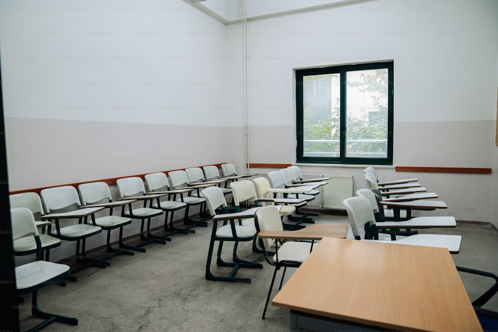 Un aula vacía con escritorios y sillas