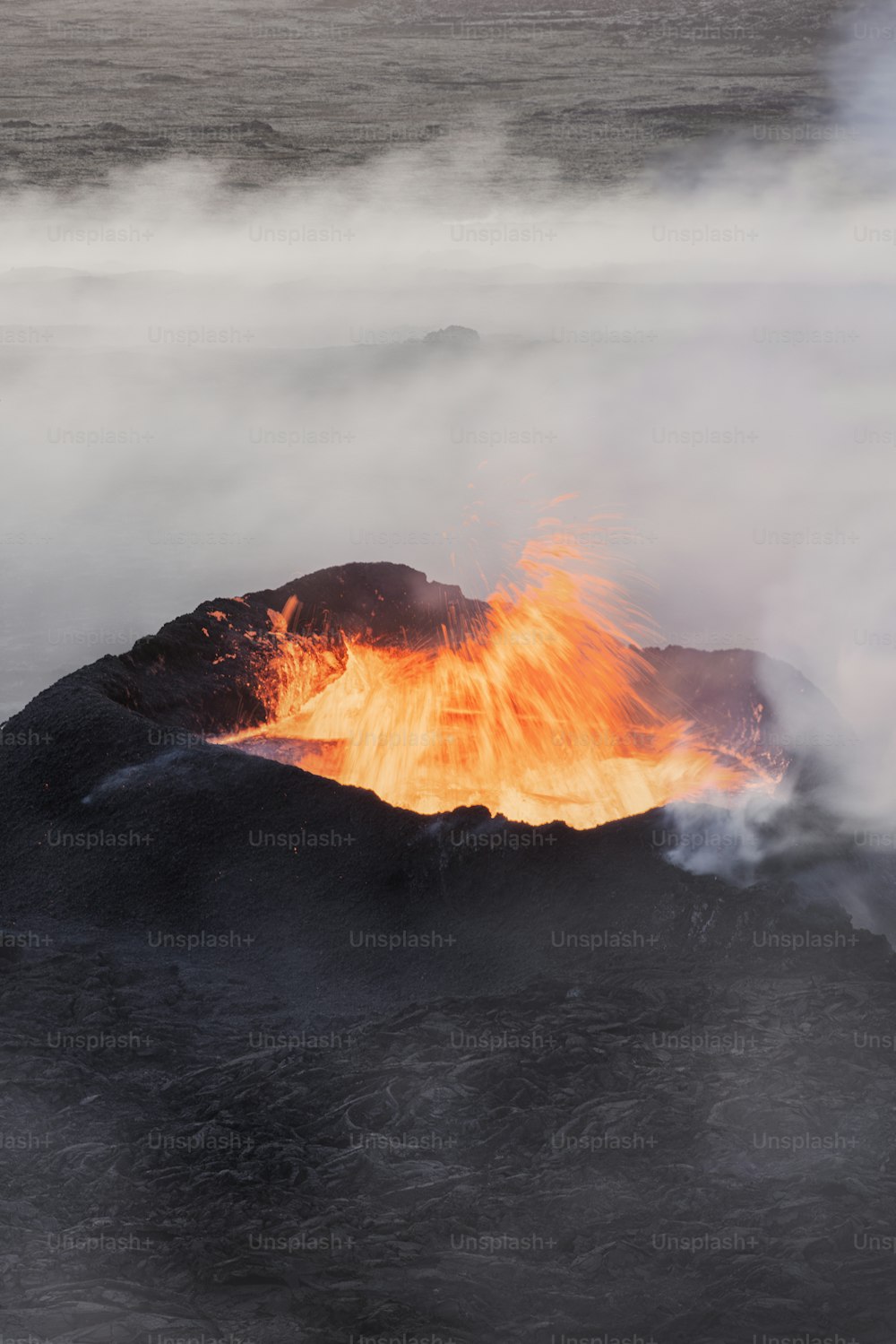 un volcan avec une grande quantité de lave qui en sort
