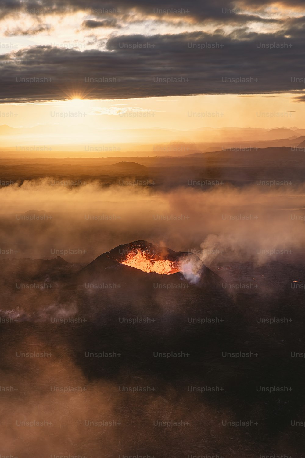 une montagne avec un feu au milieu