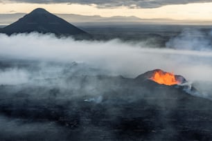 Un vulcano che vomita lava nell'aria