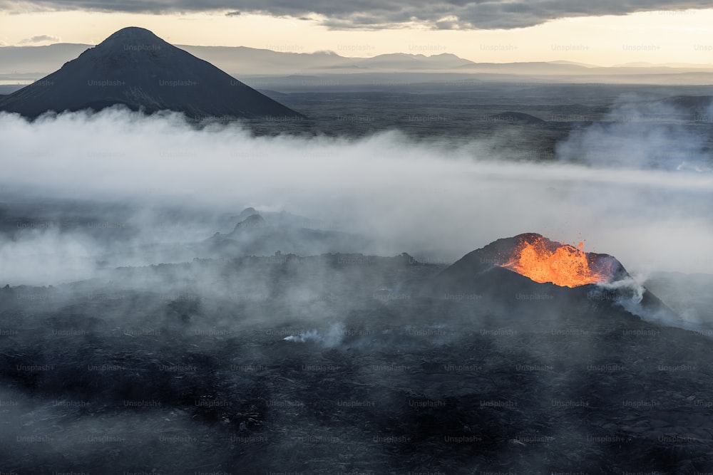 um vulcão expelindo lava para o ar