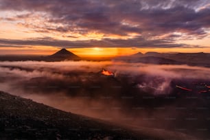 Le soleil se couche sur une chaîne de montagnes