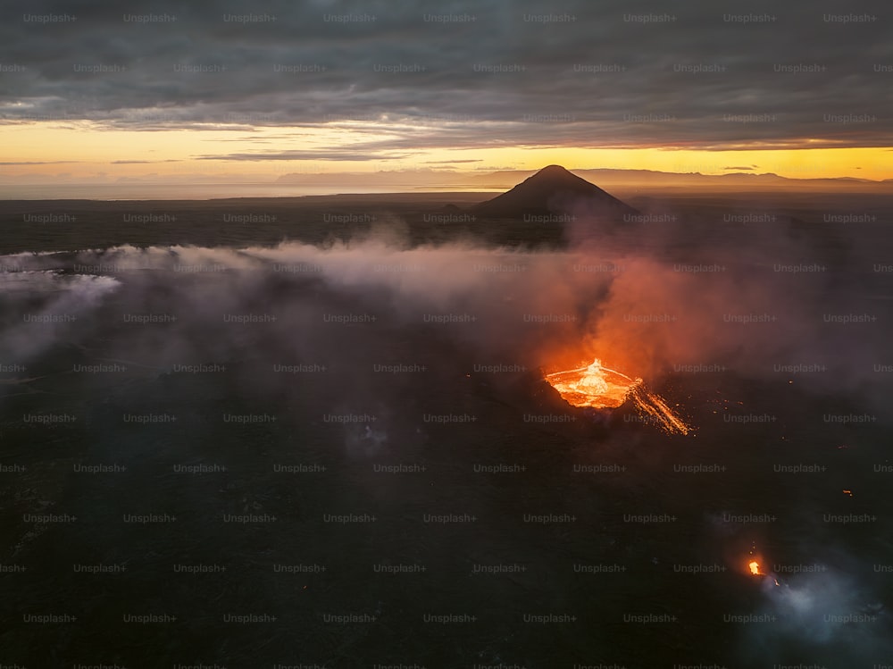 uma vista aérea de um vulcão no meio da noite