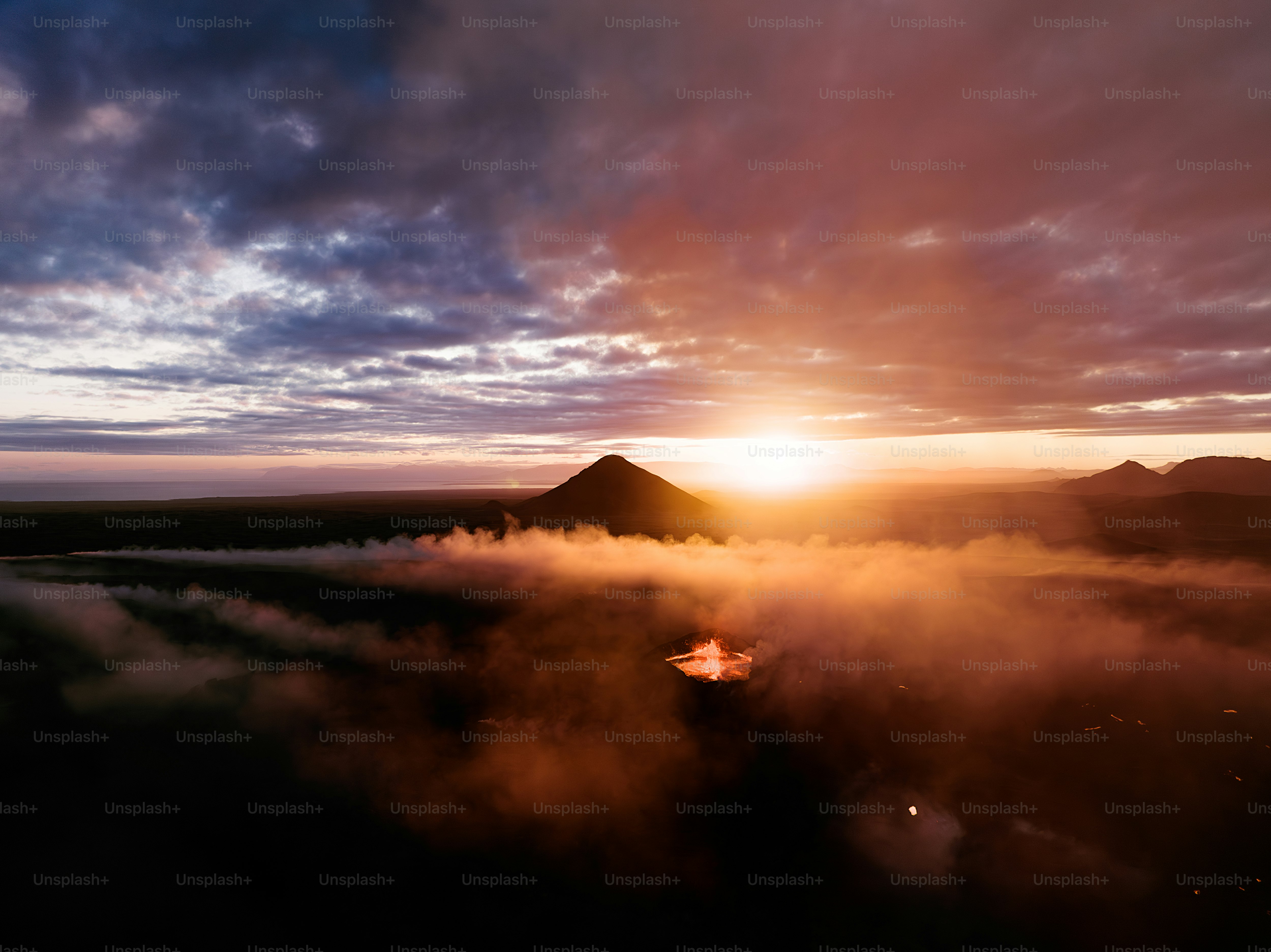Le soleil se couche sur une chaîne de montagnes