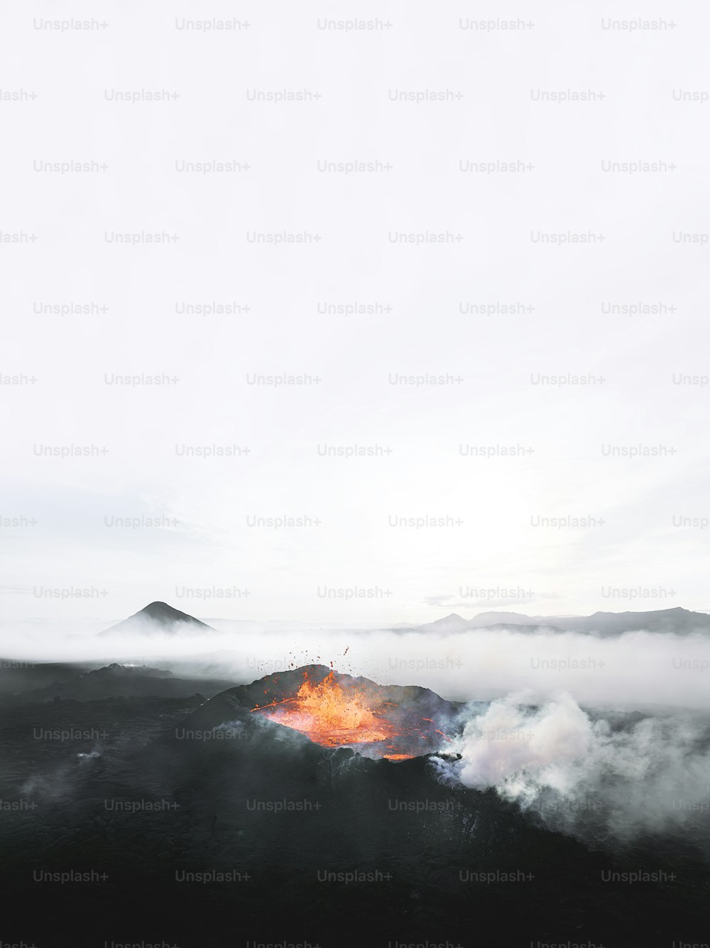 um vulcão expelindo lava no ar