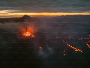 une vue aérienne d’un volcan au milieu de la nuit