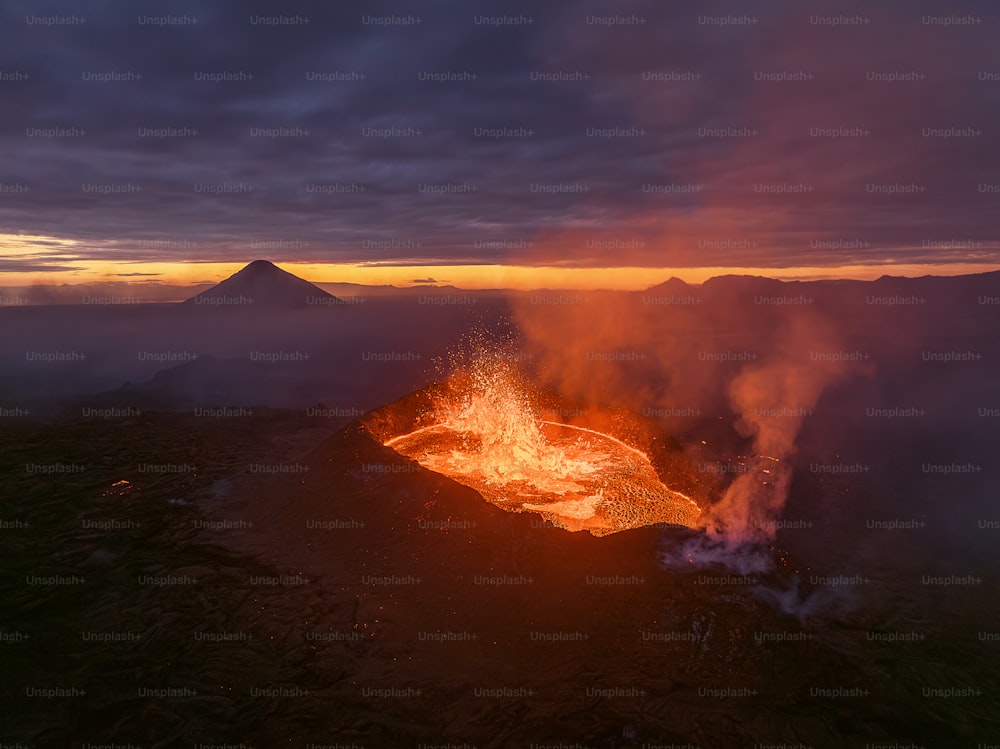 Ein Vulkan bricht Lava aus, als die Sonne untergeht