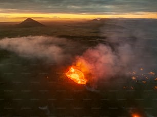 une vue aérienne d’un volcan au milieu de la nuit