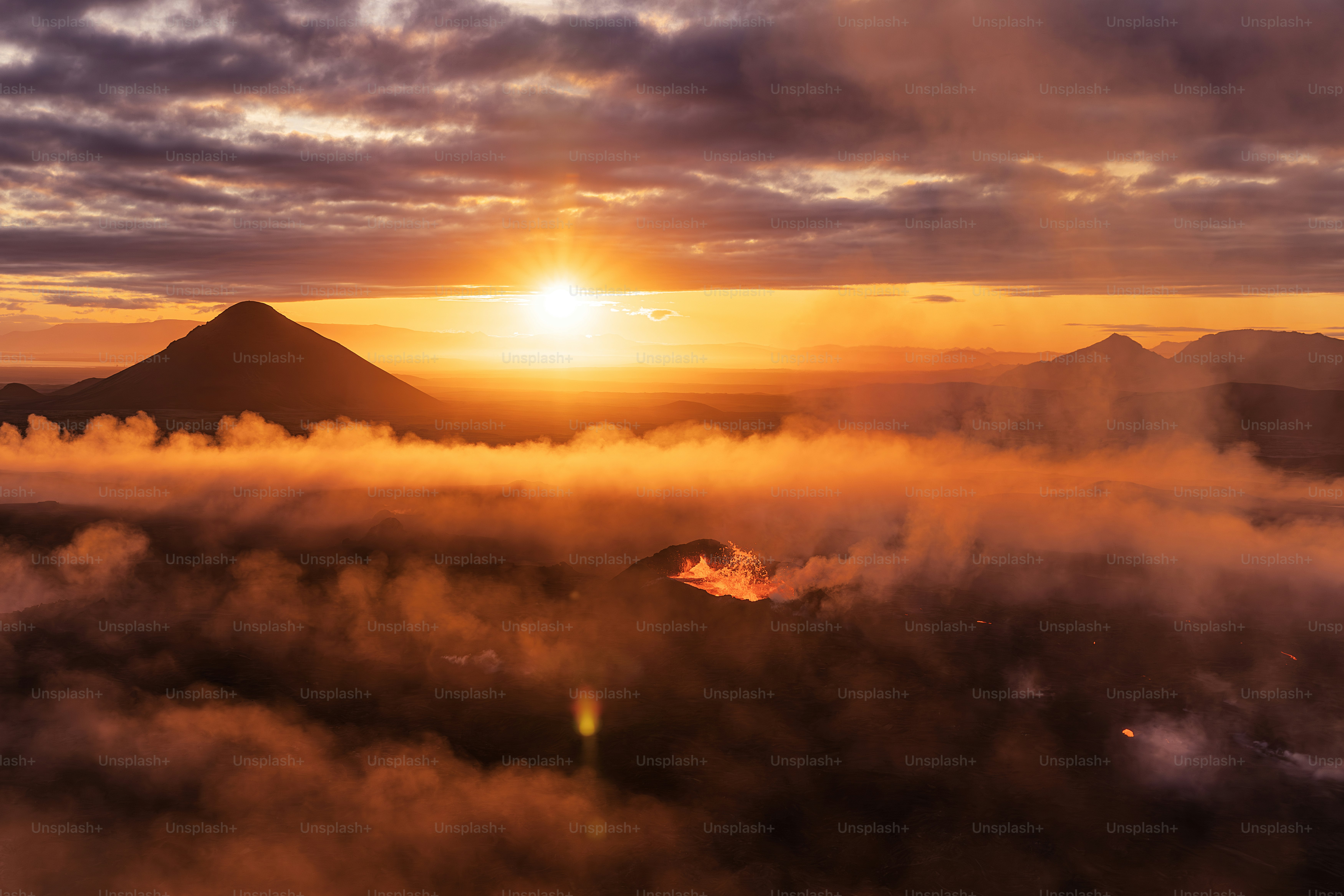 Le soleil se couche sur une chaîne de montagnes