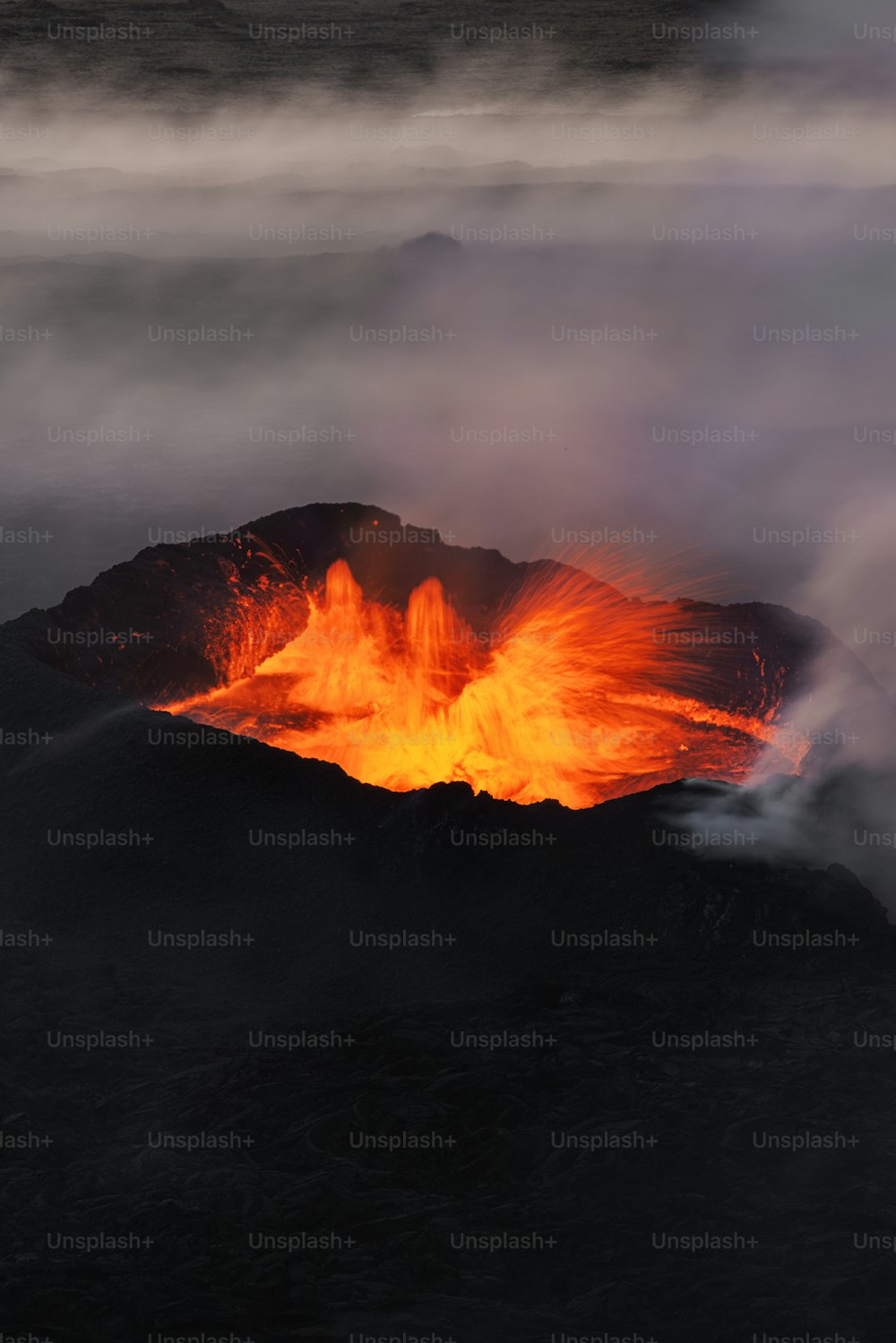 Ein Vulkan stößt Lava aus, als er in den Himmel steigt