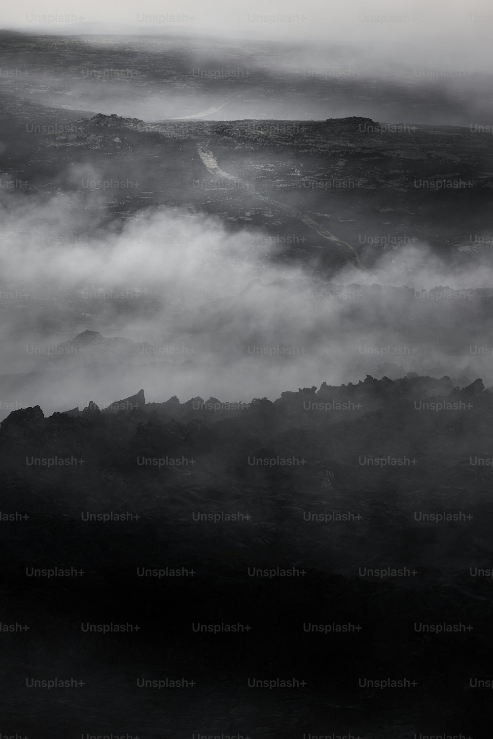 Una foto en blanco y negro de una montaña brumosa