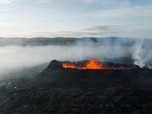 un volcán con lava y lava fluyendo fuera de él