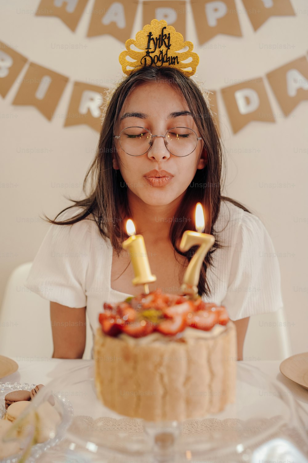 Una donna che spegne le candeline su una torta foto – Torta di compleanno  Immagine su Unsplash
