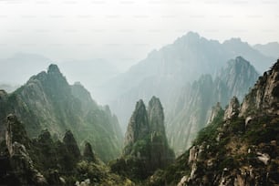 Una vista de una cadena montañosa en las montañas