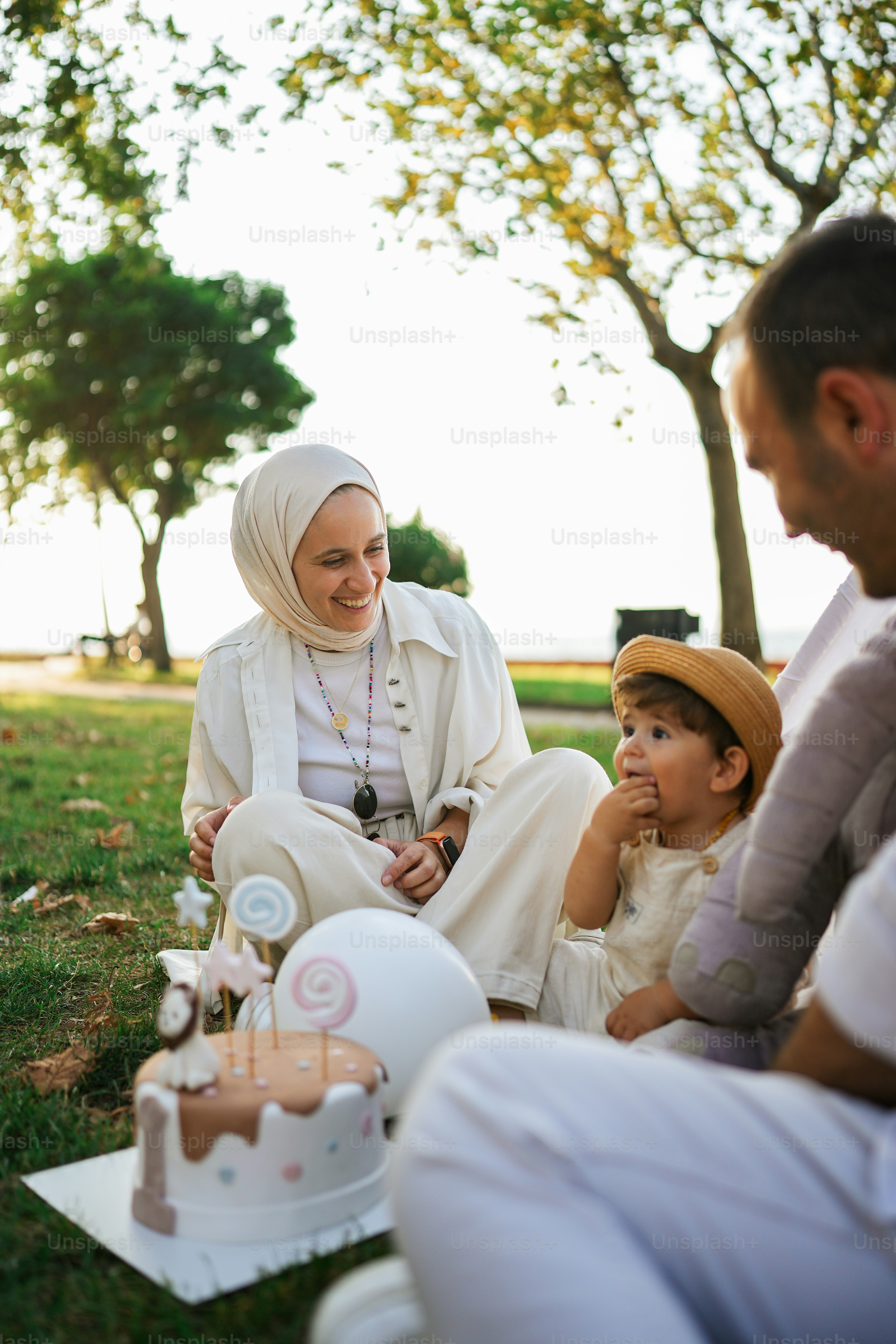 eine frau, die auf dem boden neben einem kleinen mädchen sitzt
