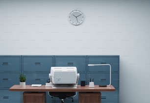 un bureau avec une imprimante et une horloge au mur