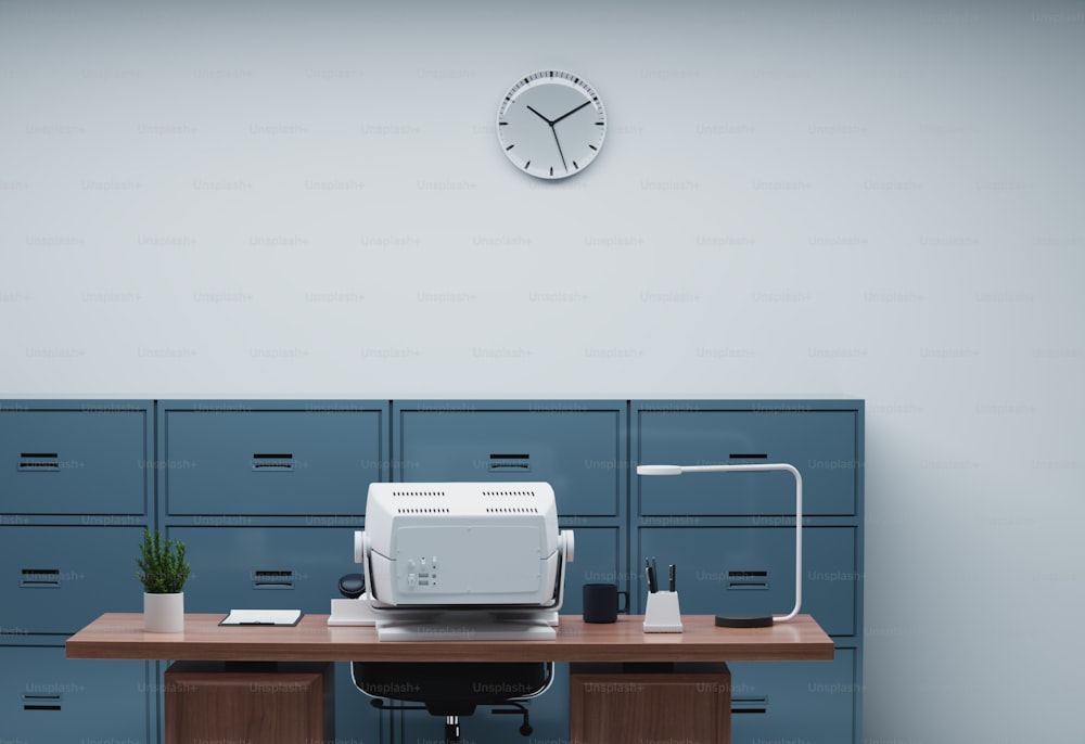 uma mesa com impressora e um relógio na parede