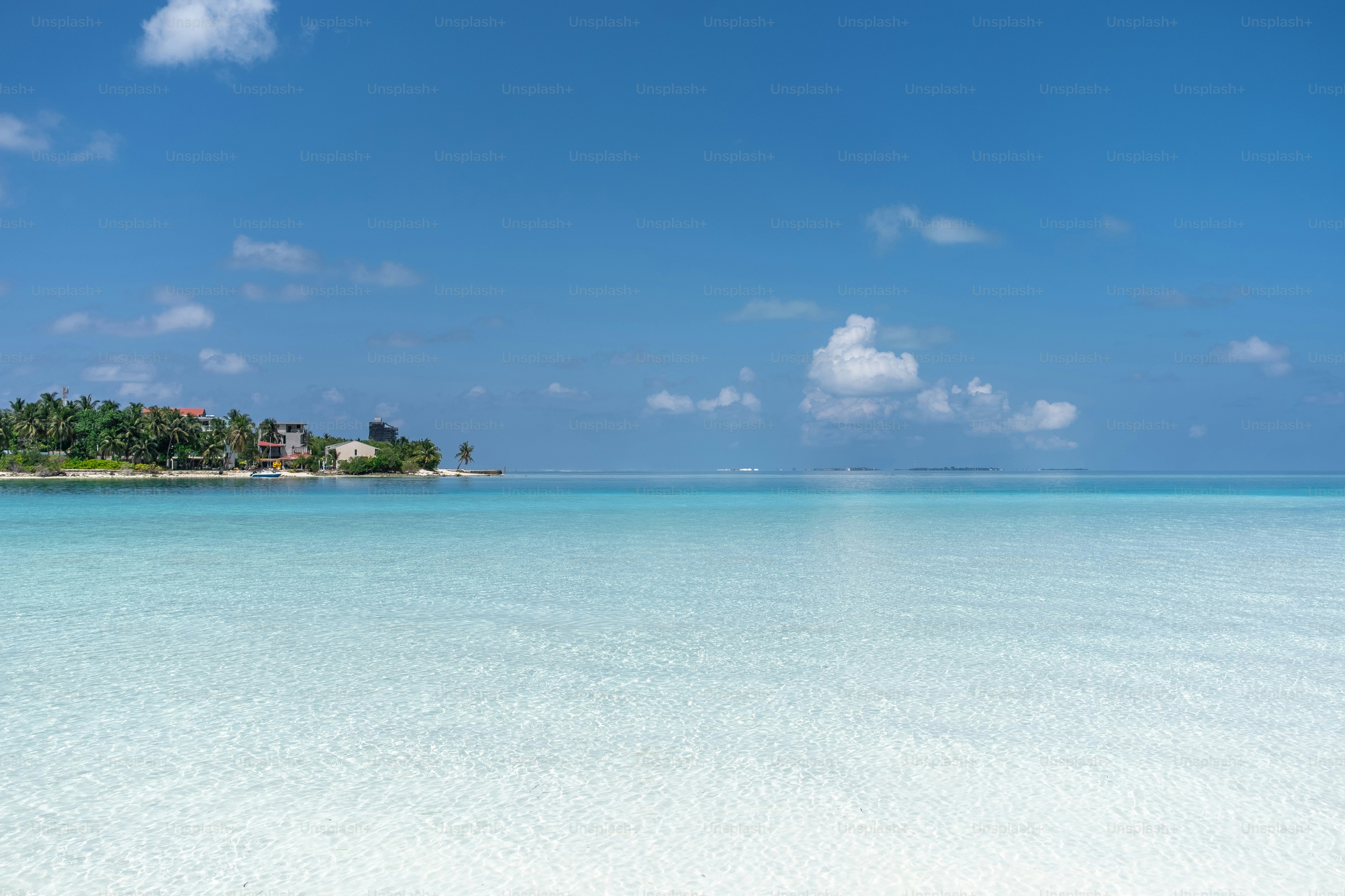 Sebuah pulau kecil di tengah lautan